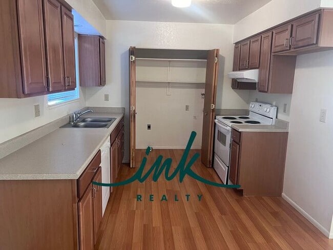 Building Photo - Lovely Gardnerville Townhome
