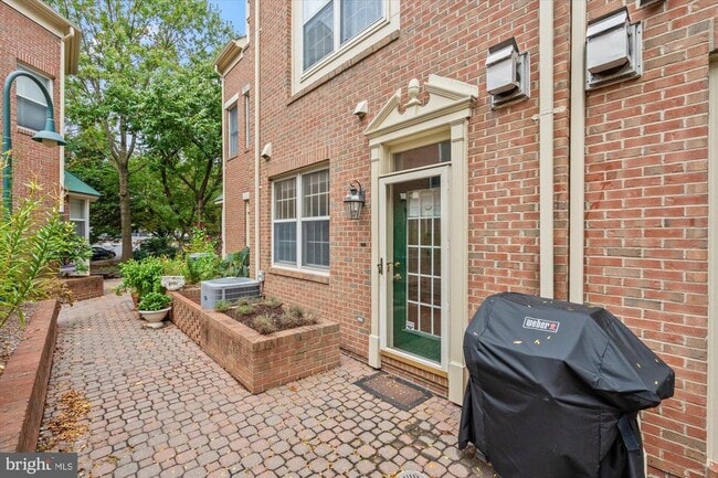 Building Photo - 2622 Clarendon Blvd