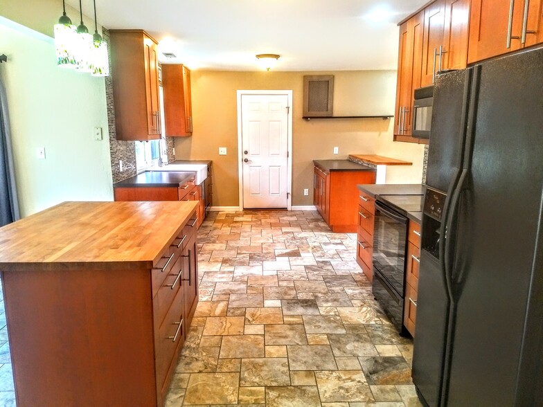 Kitchen - 16351 Petro Dr
