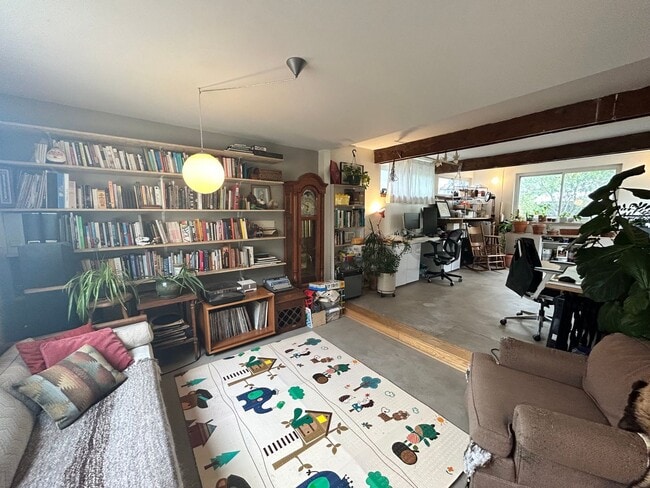 Building Photo - $0 DEPOSIT OPTION. Quaint 2 Bed, 1 Bath Ra...