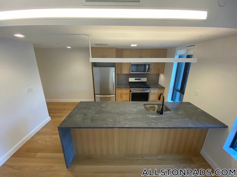 Building Photo - 83 Gardner St