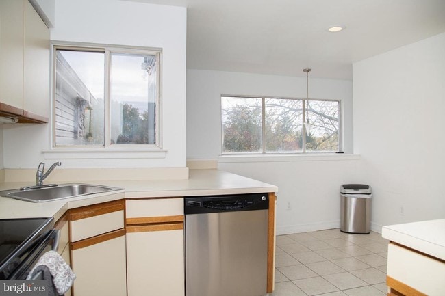 Building Photo - 828 Chanticleer