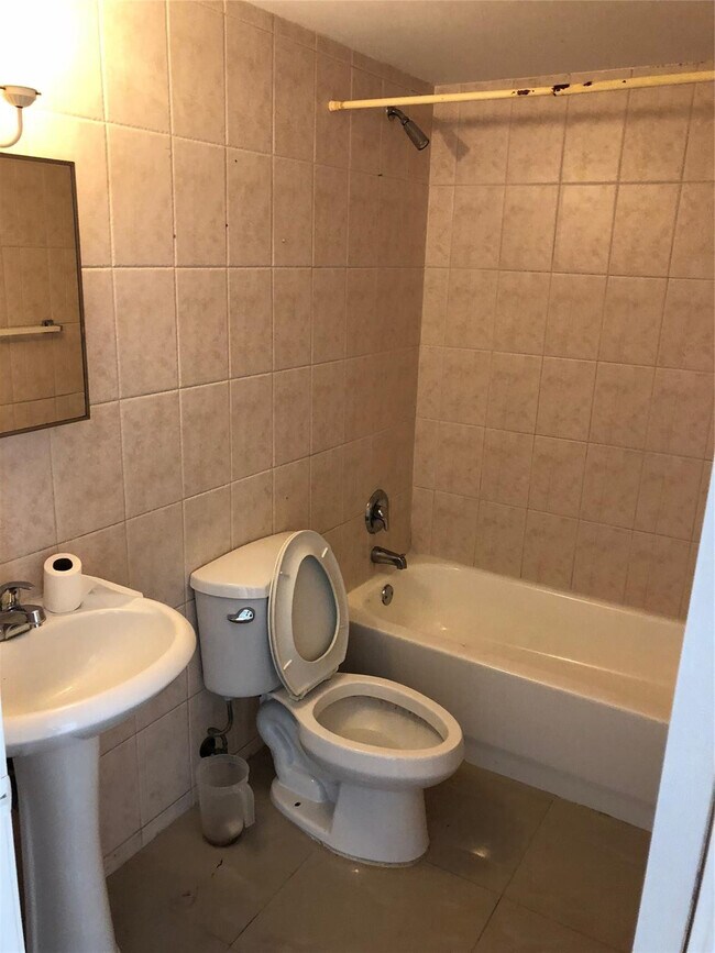 Building Photo - 110 SE 2nd St