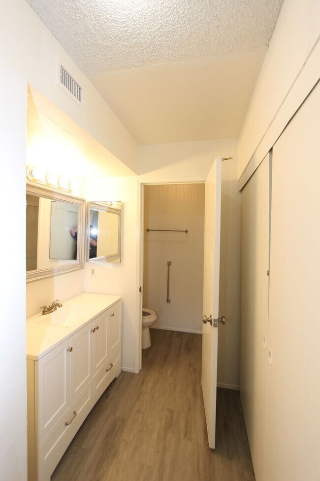 Building Photo - Large 2 bedroom 2 bathroom condo available...