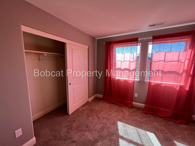 Building Photo - 3 Bedroom 2.5 Bathroom Townhouse in Carson...