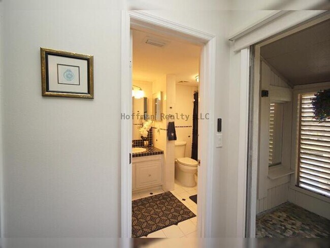 Building Photo - Waterfront 2BR Condo with Private Garage and Water Views in Tampa