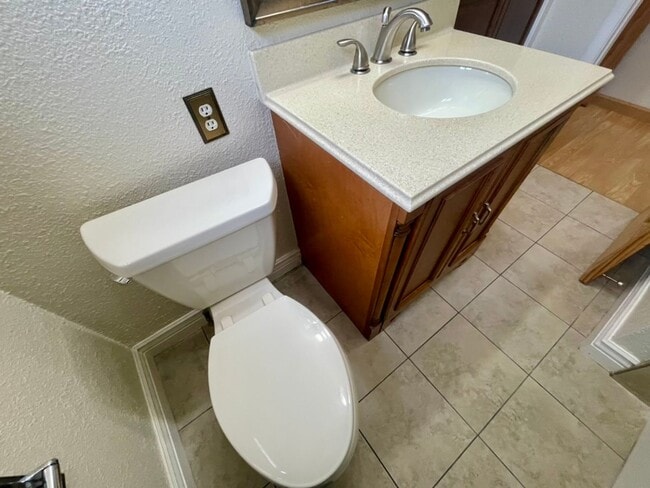 Building Photo - Indoor/outdoor living, spacious 4/2 on a quiet street in Mills Estates