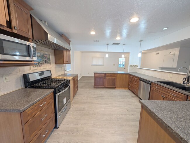 Building Photo - Huge Kitchen in NW OKC