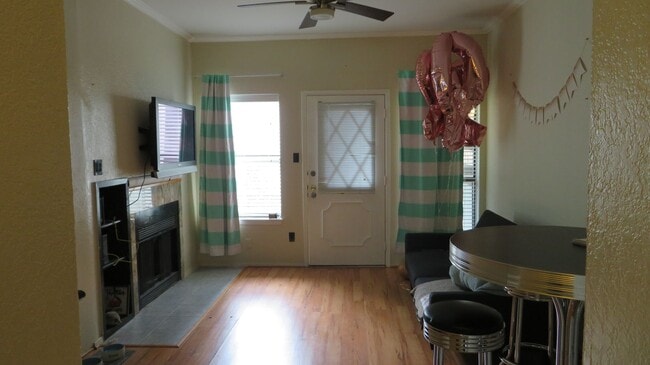 Building Photo - Beautiful 2 bed 1 bath condo 3 blocks from...