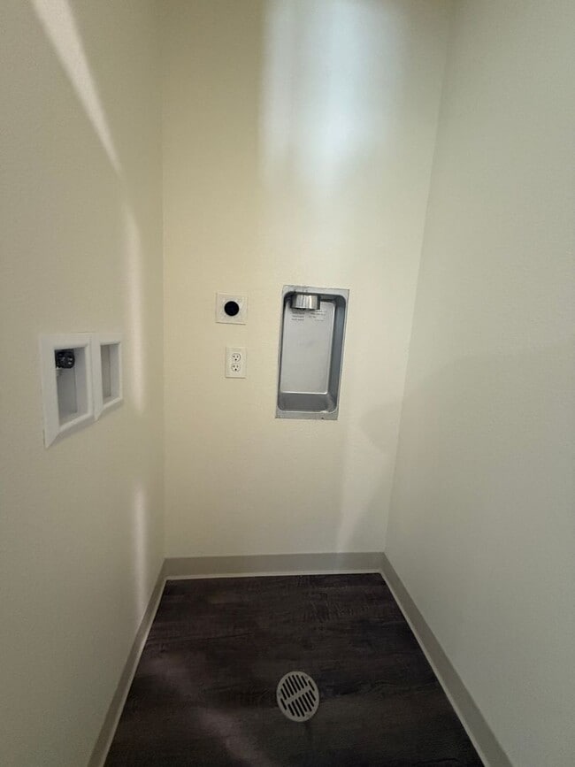 Building Photo - Brand New Upstairs 3 Bedroom Apartment