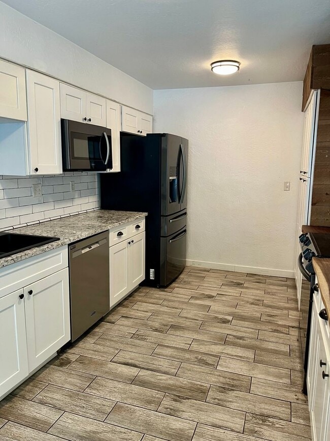 Building Photo - 3 Bedroom Plus Office, 2.5 Bath Located in...