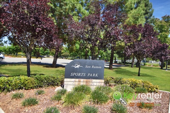 Building Photo - Beautiful 4 Bedroom Windemere Home on Corner Lot