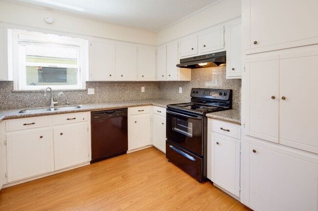 Building Photo - AUGUST PRE-LEASE!  Spacious 3 Bedroom 2 Bathroom House on Corner Lot