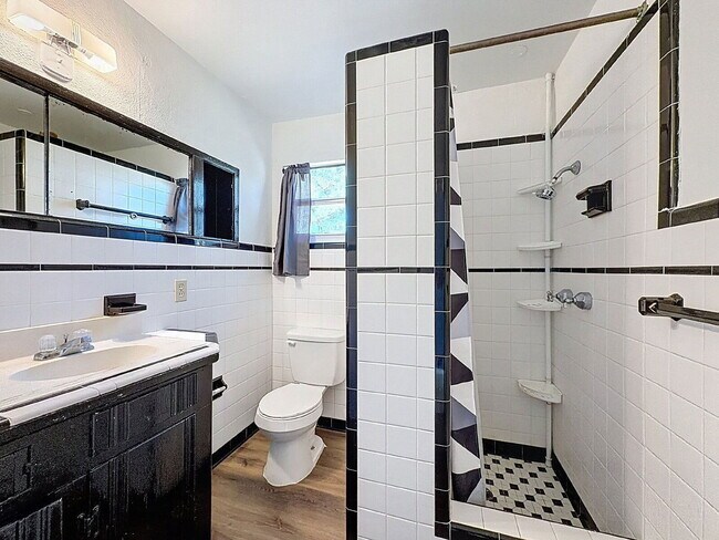 Building Photo - 652 East Harbor Dr S