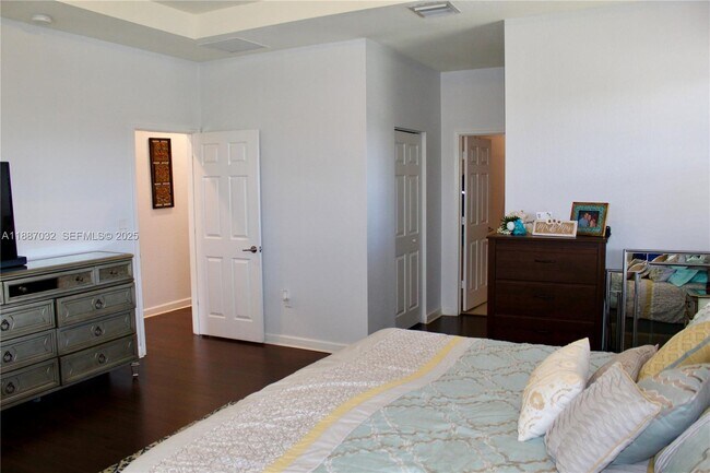 Building Photo - 3728 SE 5th Ct