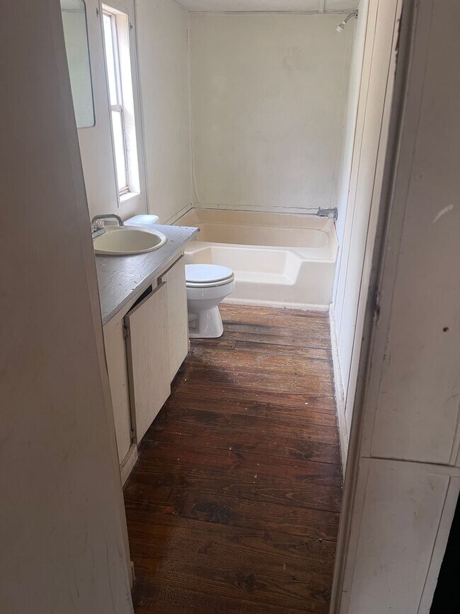 Building Photo - 3 Bedroom Home -ALL UTILITIES INCLUDED!