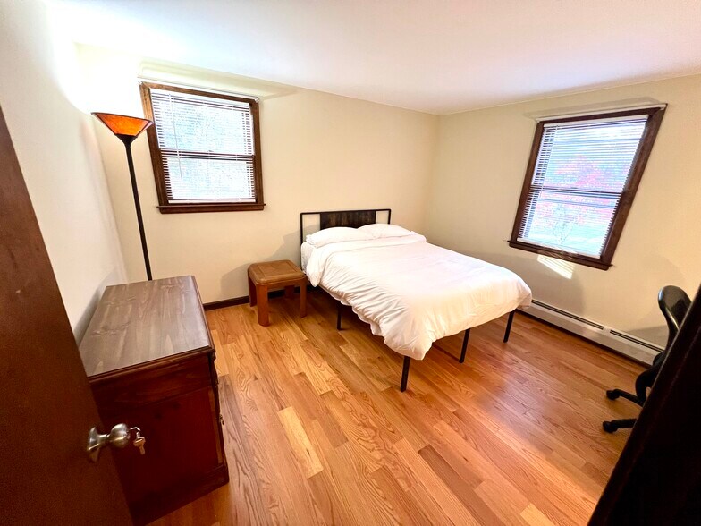 Bedroom 2 - 215 Macktown Rd