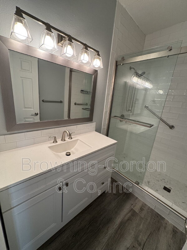 Building Photo - 801 Laurel Hill Dr