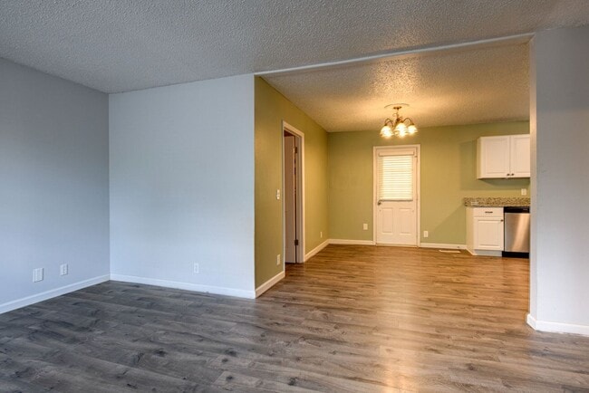 Building Photo - Newly Updated Home Just Minutes From Downt...