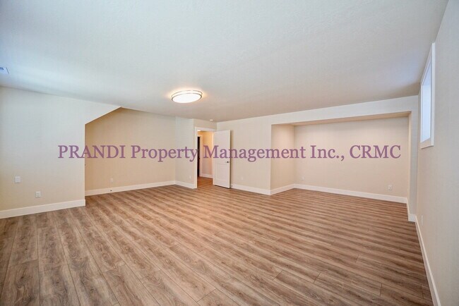 Building Photo - Completely Renovated Large Novato Home in ...