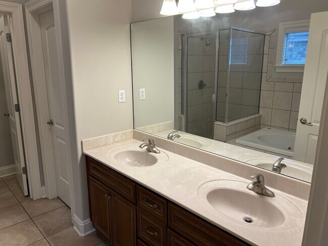 Building Photo - 3069 Roseleigh Dr