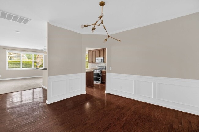 Building Photo - Beautiful Maintanance-Free 3 bedrooms 3 FU...