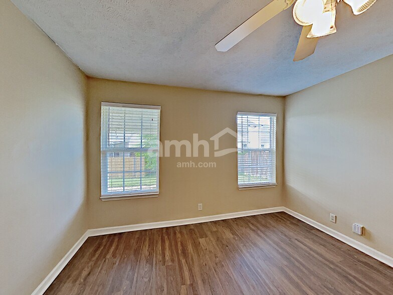 Building Photo - 3050 Weybridge Dr