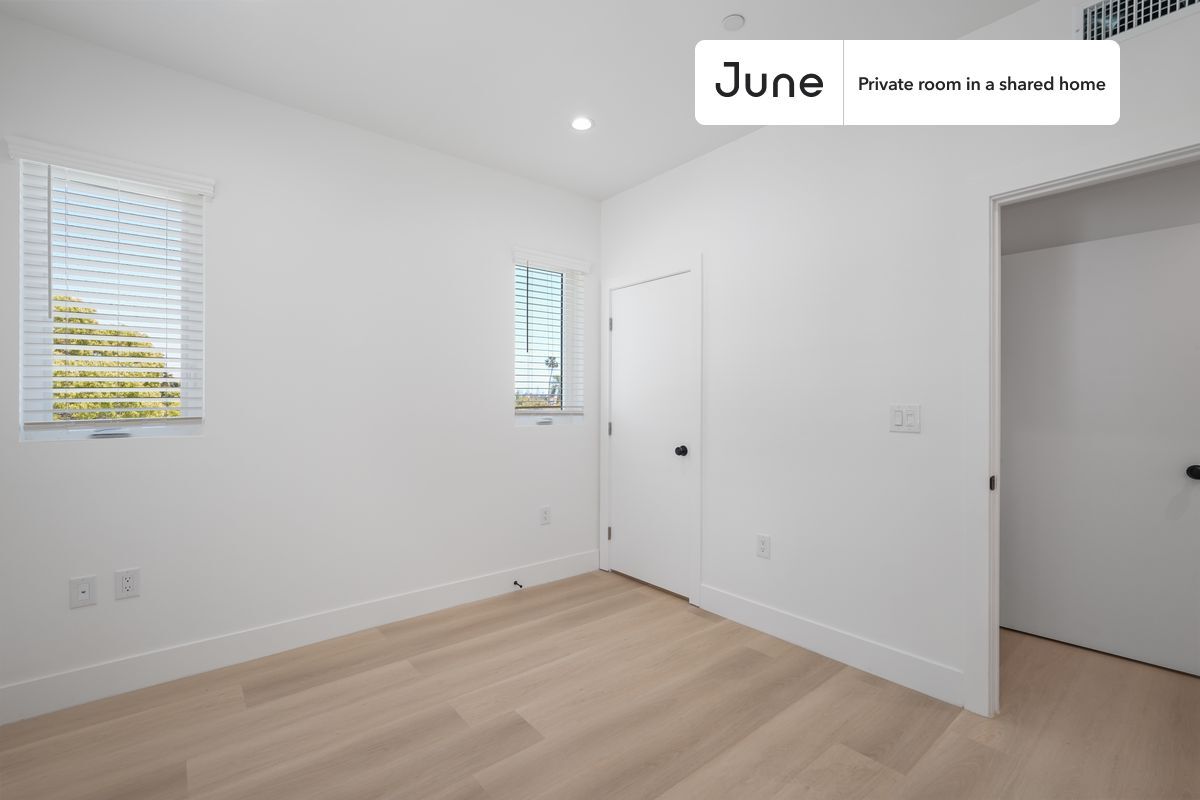 Building Photo - Private bedroom in 4 bed/3 bath Home