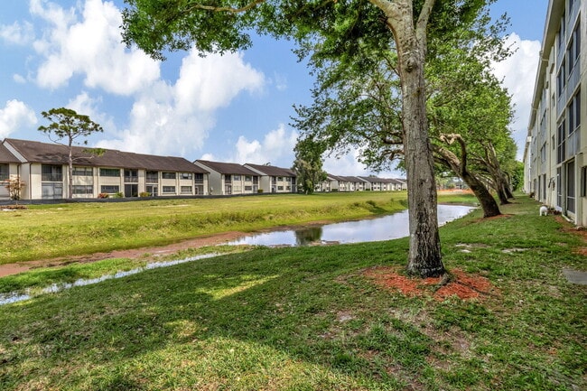 Building Photo - 4735 Lucerne Lakes Blvd