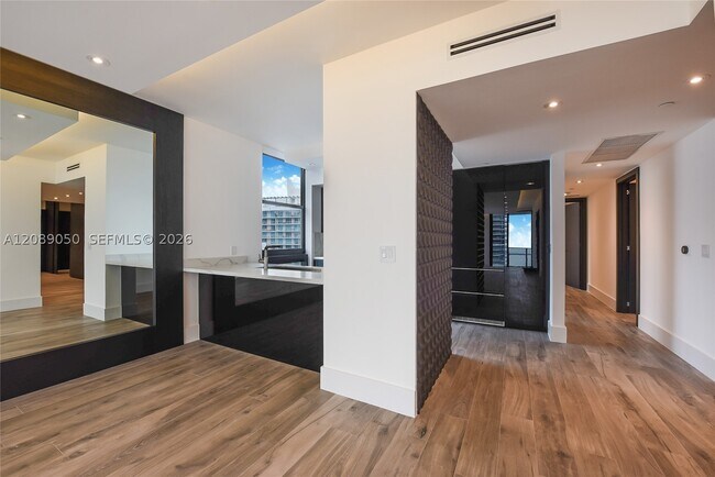 Building Photo - 1010 Brickell Ave