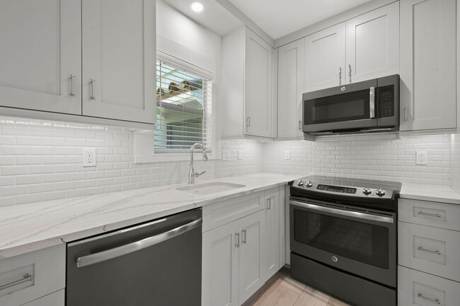 Building Photo - 605 N Lakeside Dr