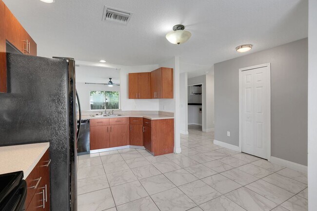 Building Photo - 810 Valnera Ct