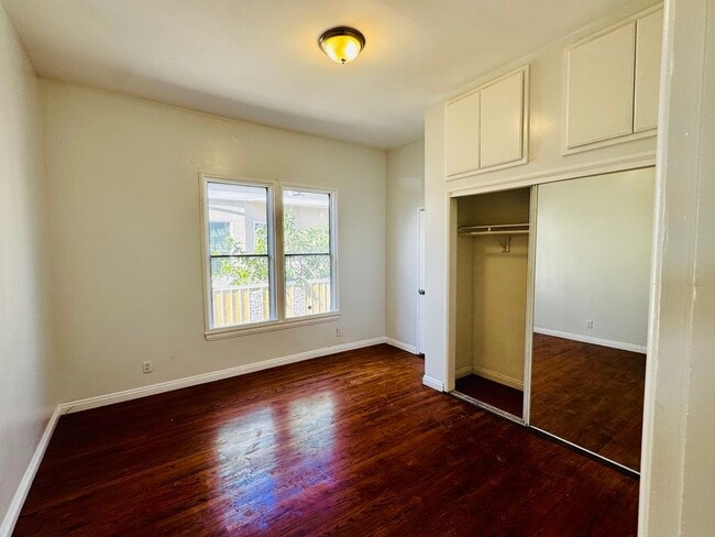 Building Photo - Two Bedroom Home with Enclosed Yard for Re...