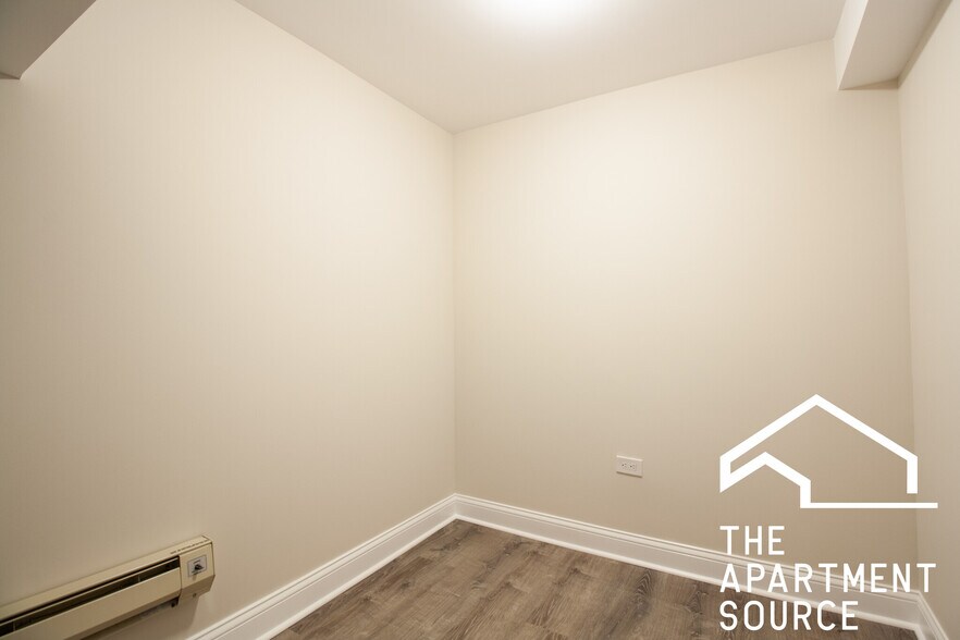 Building Photo - 856 W George St