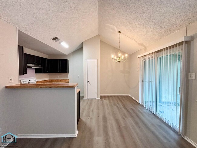 Building Photo - Beautifully renovated 3 bedroom, 2 bath ho...