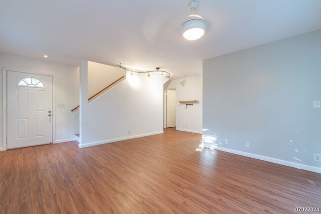 Building Photo - Immaculate 3bd/2.5 SF Home With Upstairs O...