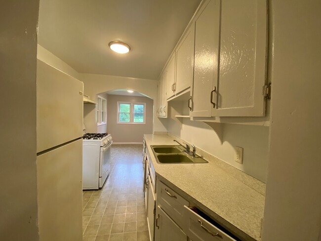 Building Photo - 1316-1318 Baker - Duplex located in the Eastwood neighborhood