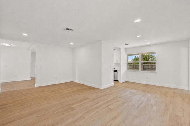 Building Photo - 1313 Pinetta Cir