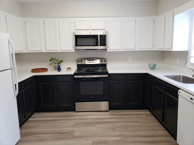 Building Photo - *4bd / 3ba Townhome near Downtown Raleigh*