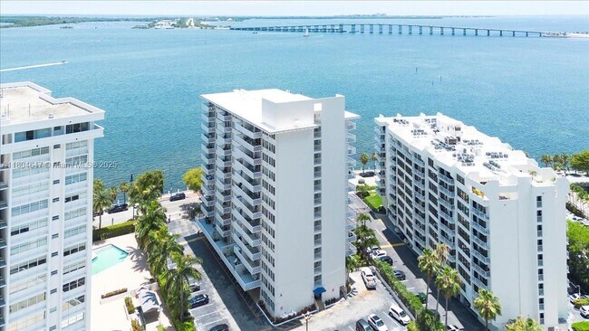 Building Photo - 1430 Brickell Bay Dr