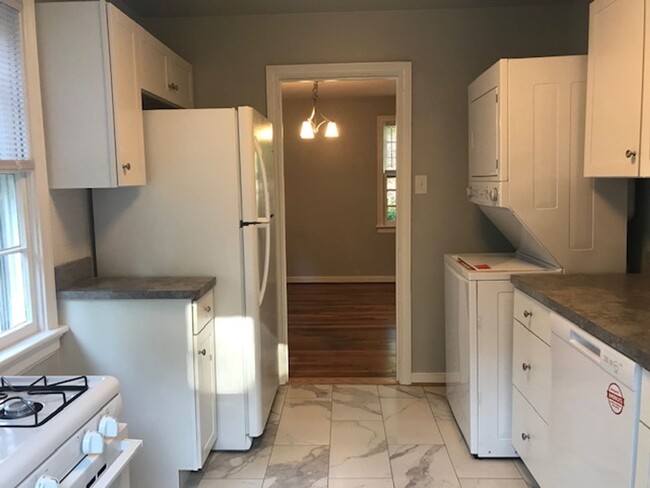 Building Photo - -- AVAILABLE JUNE 4TH -- 3 BR/ 1 BA Ranch ...