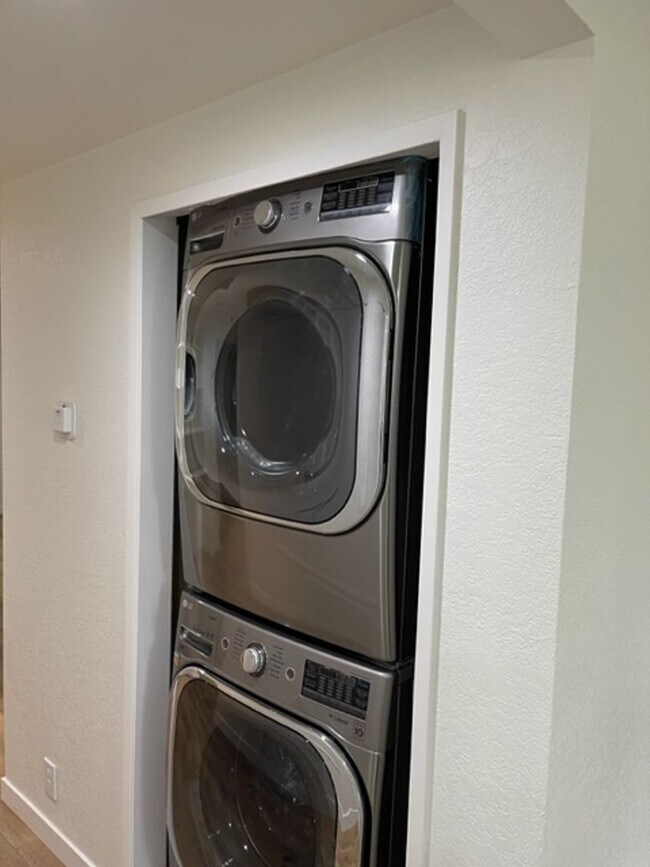 Building Photo - 85 Stenner St