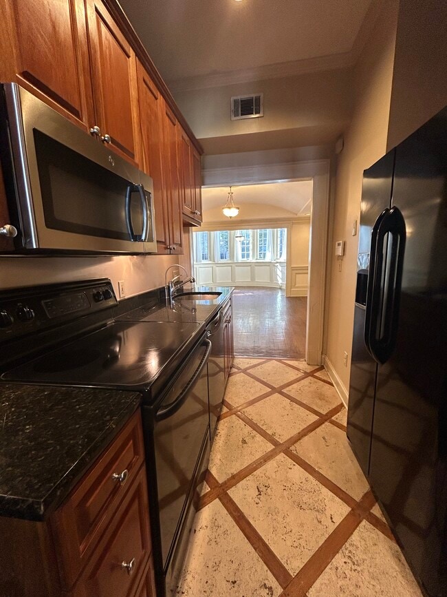 Building Photo - 635 Myrtle St NE