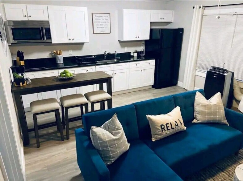 Building Photo - 921 W Penfield St