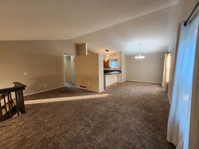 Building Photo - Huge 3 Bed 2 Bath Home With Patio, Deck, a...