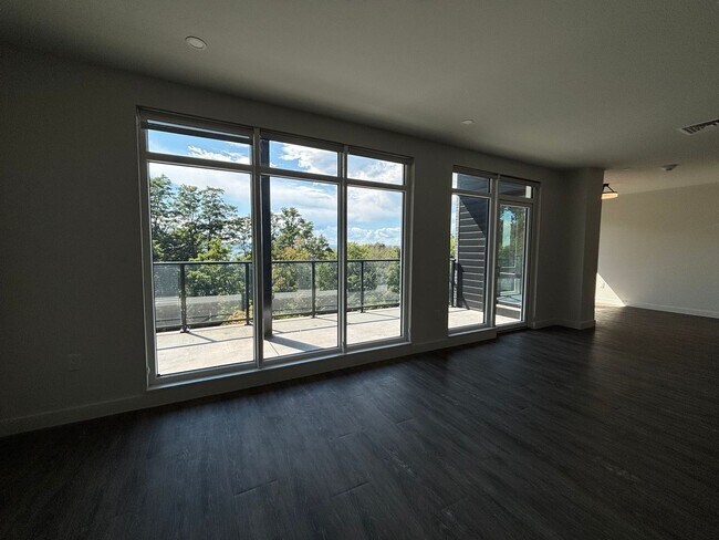Building Photo - Southwest Corner Stunner at One25 – Lake V...