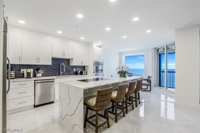 Building Photo - 8171 Bay Colony Dr