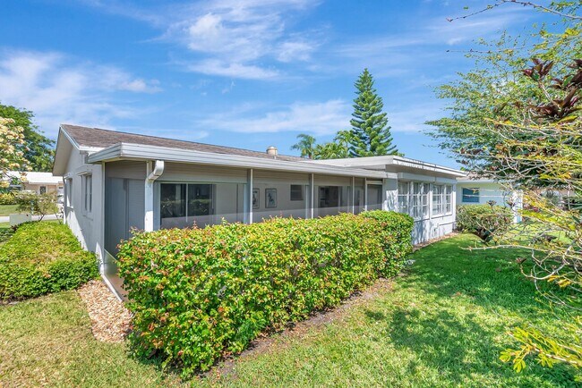 Building Photo - 14352 Amapola Dr