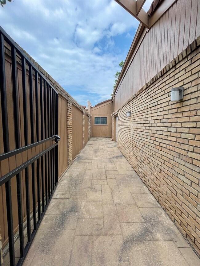 Building Photo - 12 Hallmark Dr