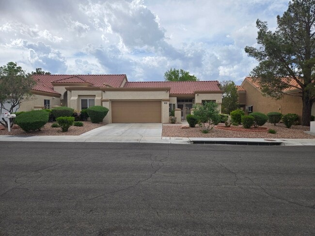Primary Photo - Fully Furnished single story 2 bed 2 bath ...